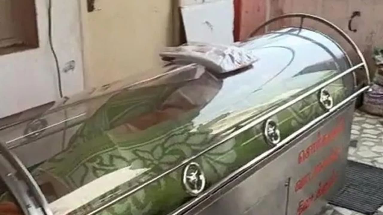 একেই বোধহয় বলে ভাগ্যের পরিহাস, ফ্রিজার বাক্সে রেখে চলছিল ভাইয়ের মৃত্যুর প্রহর গোনার পালা একেই বোধহয় বলে ভাগ্যের পরিহাস, ফ্রিজার বাক্সে রেখে চলছিল ভাইয়ের মৃত্যুর প্রহর গোনার পালা