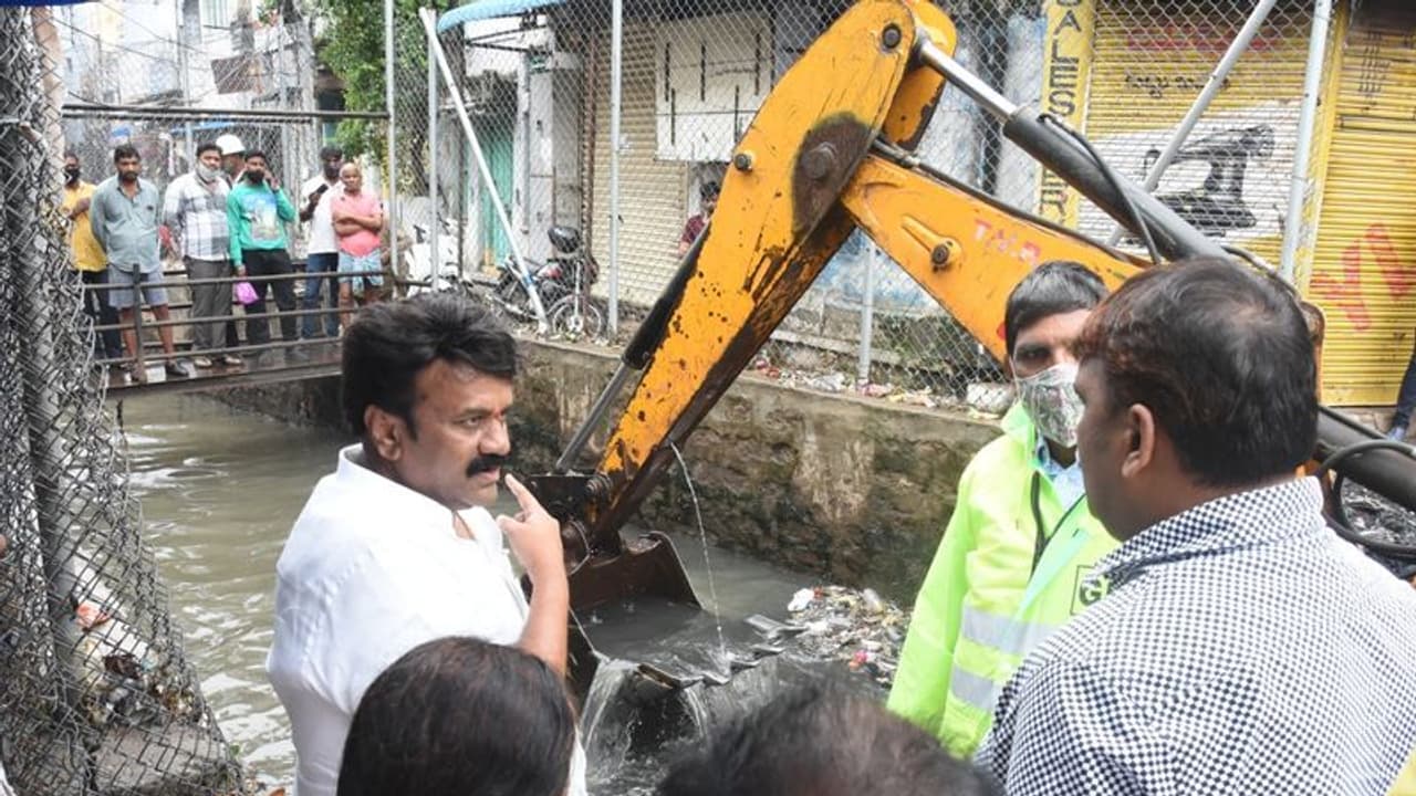 హైదరాబాద్లో తలసాని సుడిగాలి పర్యటన, దగ్గరుండి సహాయక చర్యలు హైదరాబాద్లో తలసాని సుడిగాలి పర్యటన, దగ్గరుండి సహాయక చర్యలు