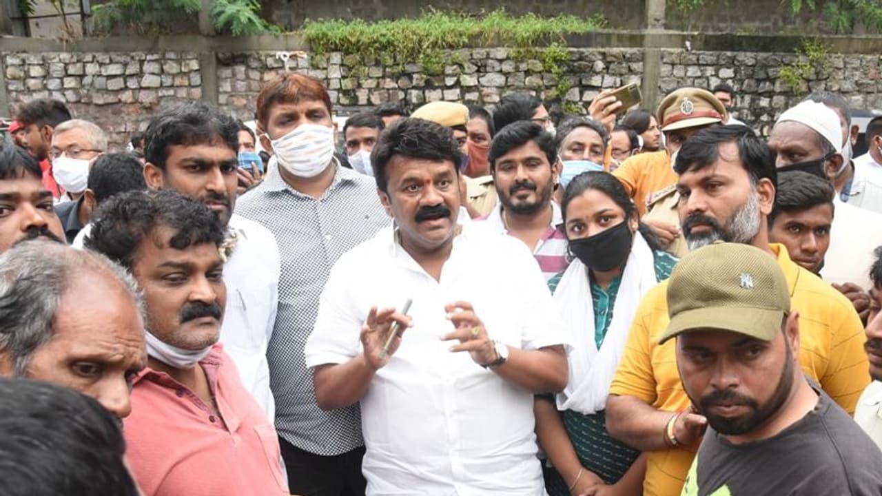 పార్లమెంట్ సమావేశాలు ఎలా జరుగుతాయో చూస్తాం..: కేంద్ర సర్కారుకు తలసాని హెచ్చరిక (వీడియో) పార్లమెంట్ సమావేశాలు ఎలా జరుగుతాయో చూస్తాం..: కేంద్ర సర్కారుకు తలసాని హెచ్చరిక (వీడియో)