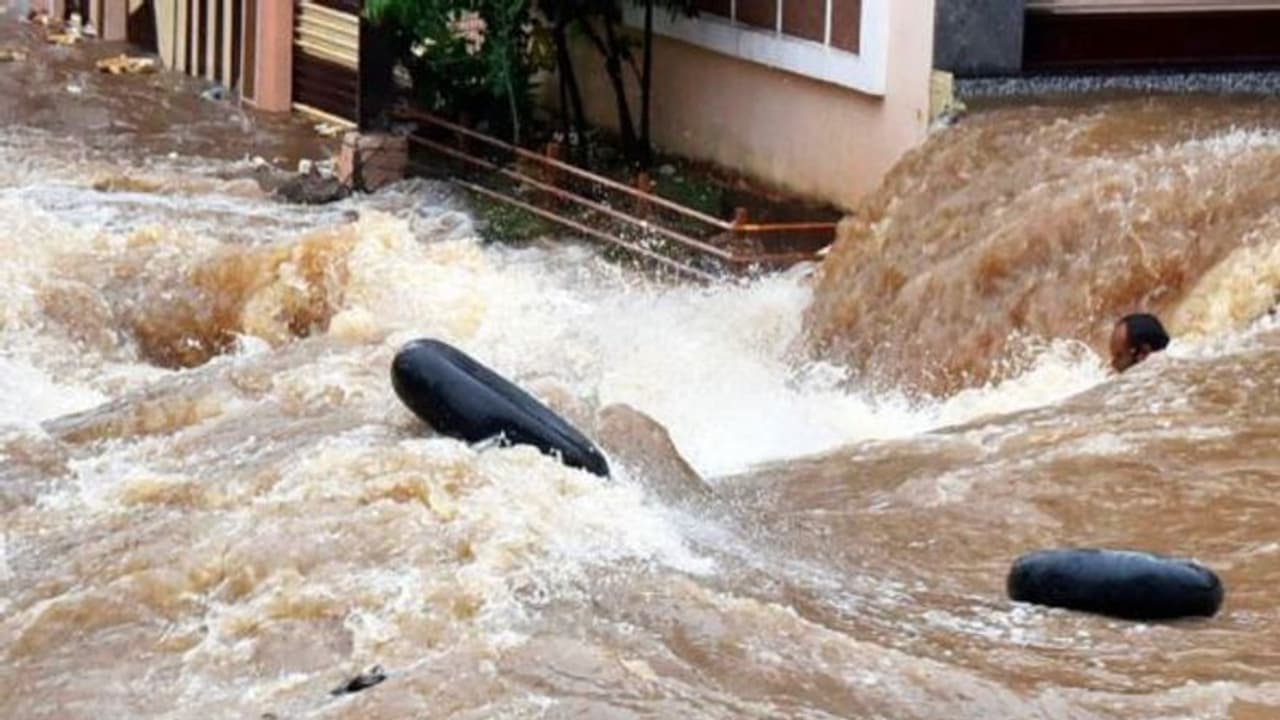 విషాదం.. వరద నీటిలో బీటెక్ విద్యార్థిని గల్లంతు విషాదం.. వరద నీటిలో బీటెక్ విద్యార్థిని గల్లంతు