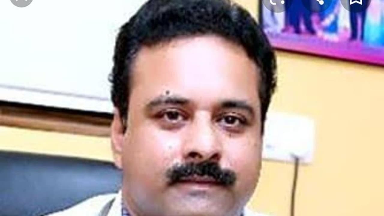 హైదరాబాద్ లో భారీ వర్షం: విద్యుత్తు షాక్ తో డాక్టర్ మృత్యువాత హైదరాబాద్ లో భారీ వర్షం: విద్యుత్తు షాక్ తో డాక్టర్ మృత్యువాత