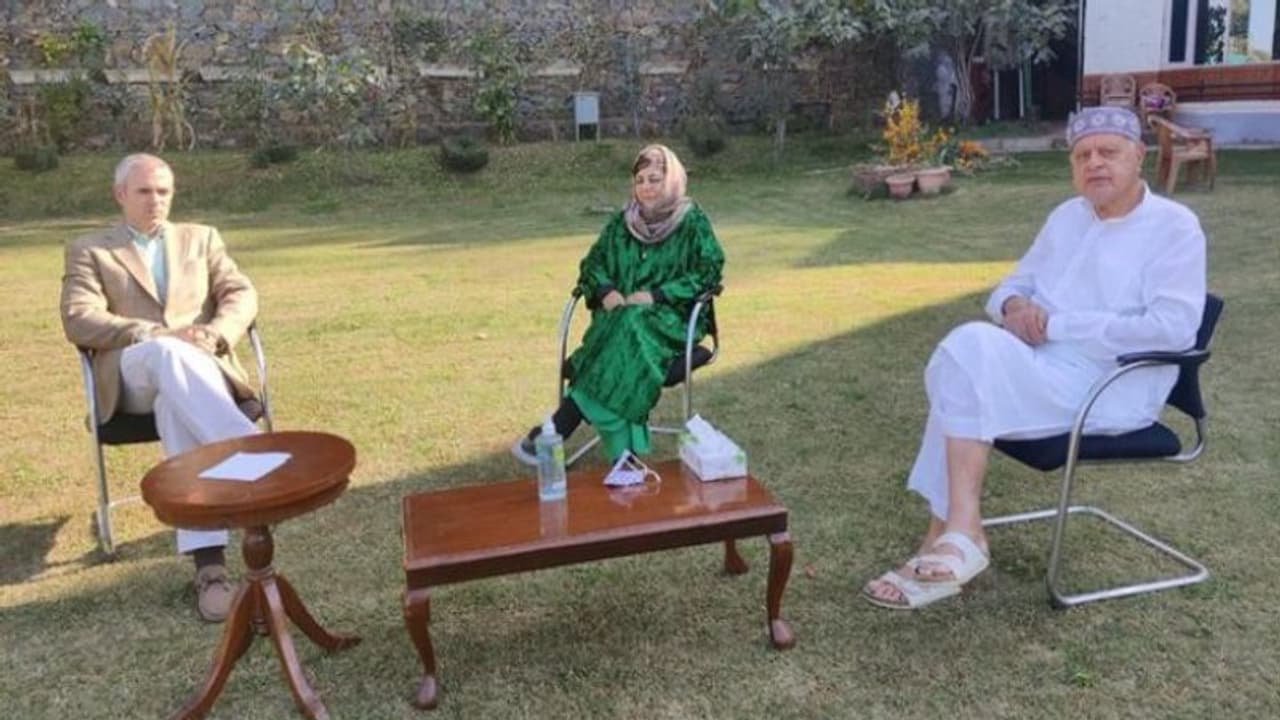 മെഹ്ബൂബ മുഫ്തിയെ സന്ദര്ശിച്ച് ഒമര് അബ്ദുള്ളയും ഫരൂഖ് അബ്ദുള്ളയും മെഹ്ബൂബ മുഫ്തിയെ സന്ദര്ശിച്ച് ഒമര് അബ്ദുള്ളയും ഫരൂഖ് അബ്ദുള്ളയും