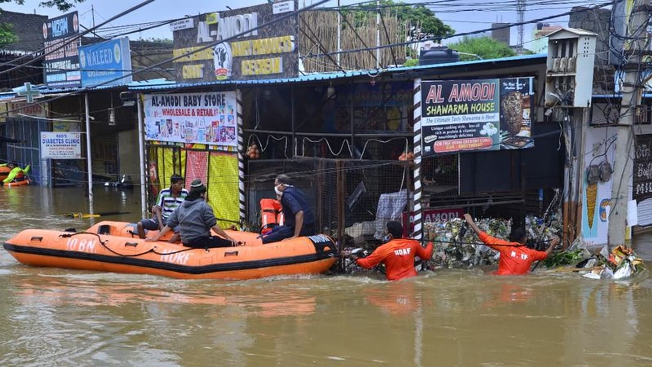 హైదరాబాదులో మళ్లీ కుండపోత వర్షం: పట్టపగలే కమ్ముకున్న కారు చీకట్లు హైదరాబాదులో మళ్లీ కుండపోత వర్షం: పట్టపగలే కమ్ముకున్న కారు చీకట్లు