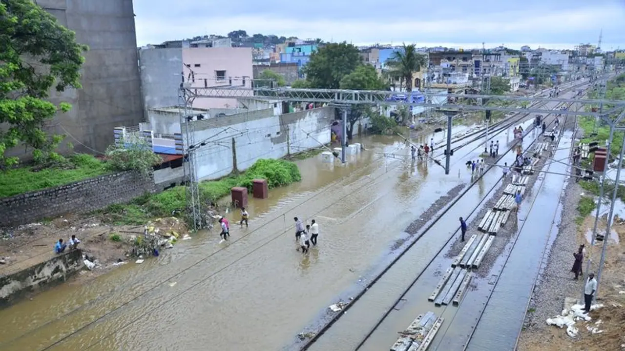 ఏపీలో భారీ వర్షాలు: చెయ్యేరు నది ఉధృతి, 12 మంది మృతదేహల వెలికితీత ఏపీలో భారీ వర్షాలు: చెయ్యేరు నది ఉధృతి, 12 మంది మృతదేహల వెలికితీత
