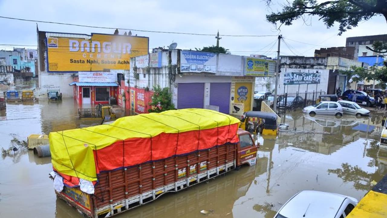 హెచ్చరికలు బేఖాతరు: మూసీలో కొట్టుకుపోయిన కారు, ఇద్దరు మృతి హెచ్చరికలు బేఖాతరు: మూసీలో కొట్టుకుపోయిన కారు, ఇద్దరు మృతి