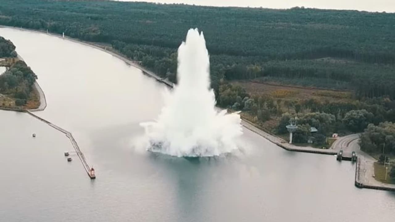 ৮১ বছর পর ফেটে গেল দ্বিতীয় বিশ্বযুদ্ধোর বোমা, দেখুন সেই হাড়হিম করা ভিডিও ৮১ বছর পর ফেটে গেল দ্বিতীয় বিশ্বযুদ্ধোর বোমা, দেখুন সেই হাড়হিম করা ভিডিও