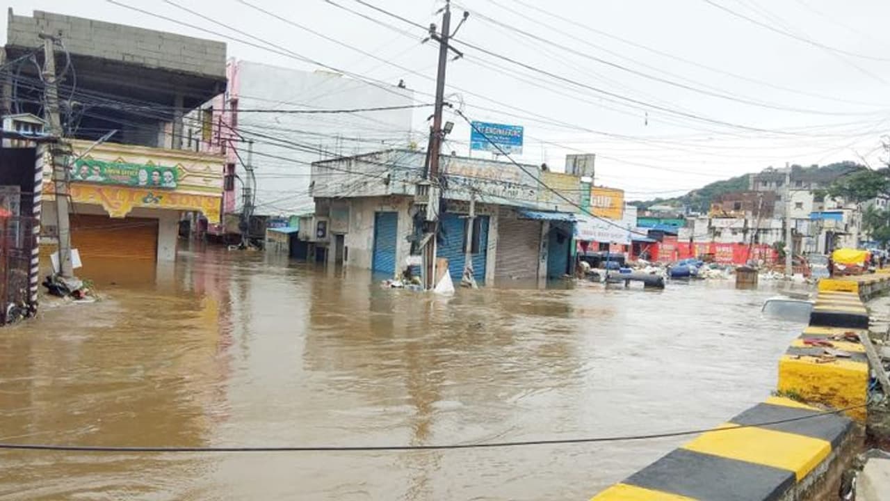 వికారాబాద్ జిల్లాలో కుండపోత వర్షం: పరిగిలో లోతట్టు ప్రాంతాలు జలమయం వికారాబాద్ జిల్లాలో కుండపోత వర్షం: పరిగిలో లోతట్టు ప్రాంతాలు జలమయం