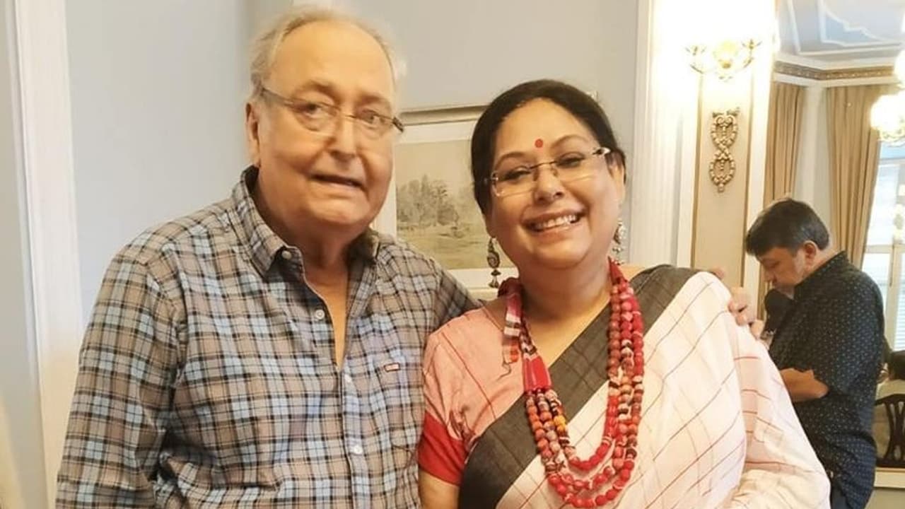 'বাবা একদম ভালো নেই এই অবস্থায় আর দেখতে পারছি না', চোখ ভিজে এল সৌমিত্র কন্যা পৌলমীর 'বাবা একদম ভালো নেই এই অবস্থায় আর দেখতে পারছি না', চোখ ভিজে এল সৌমিত্র কন্যা পৌলমীর