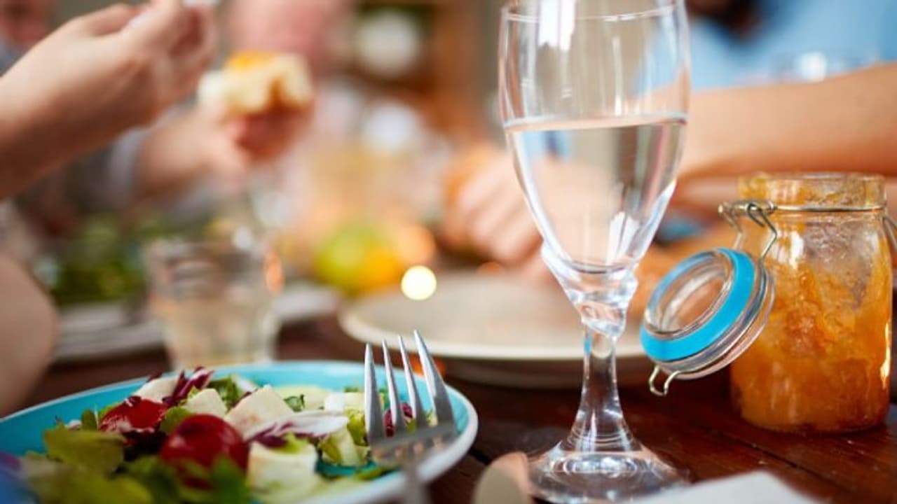 ഭക്ഷണത്തിനൊപ്പം വെള്ളം കുടിക്കുന്നത് പ്രശ്നമാണോ? ഭക്ഷണത്തിനൊപ്പം വെള്ളം കുടിക്കുന്നത് പ്രശ്നമാണോ?