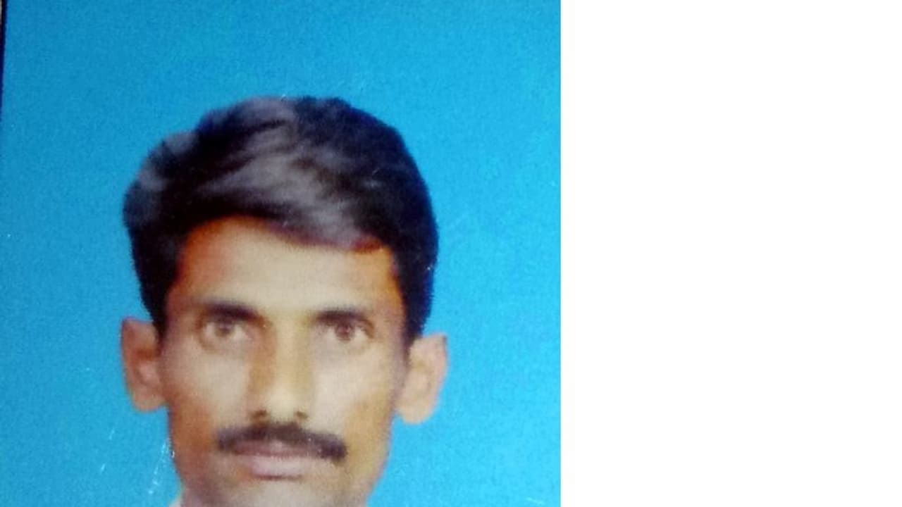 மதுரை அருகே கோவில் திருவிழாவில் ஒருவர் கொலை..! போலீசார் குவிப்பு.. பிணத்தை வைத்து விடியவிடிய போராட்டம்..! மதுரை அருகே கோவில் திருவிழாவில் ஒருவர் கொலை..! போலீசார் குவிப்பு.. பிணத்தை வைத்து விடியவிடிய போராட்டம்..!