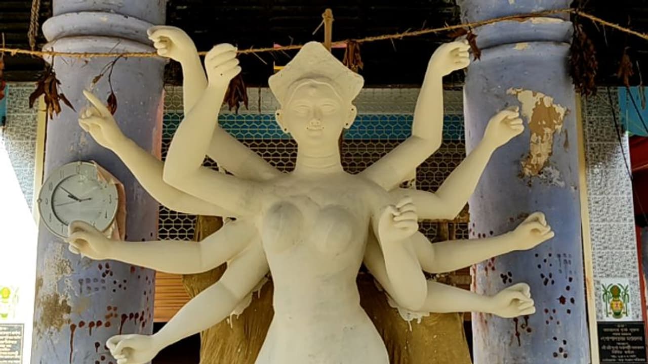 বিশেষ মিষ্টিতে দেবীকে বরণ, সাড়ে তিনশো বছরের পুরনো বড়মণ্ডল বাড়ির দুর্গোৎসব