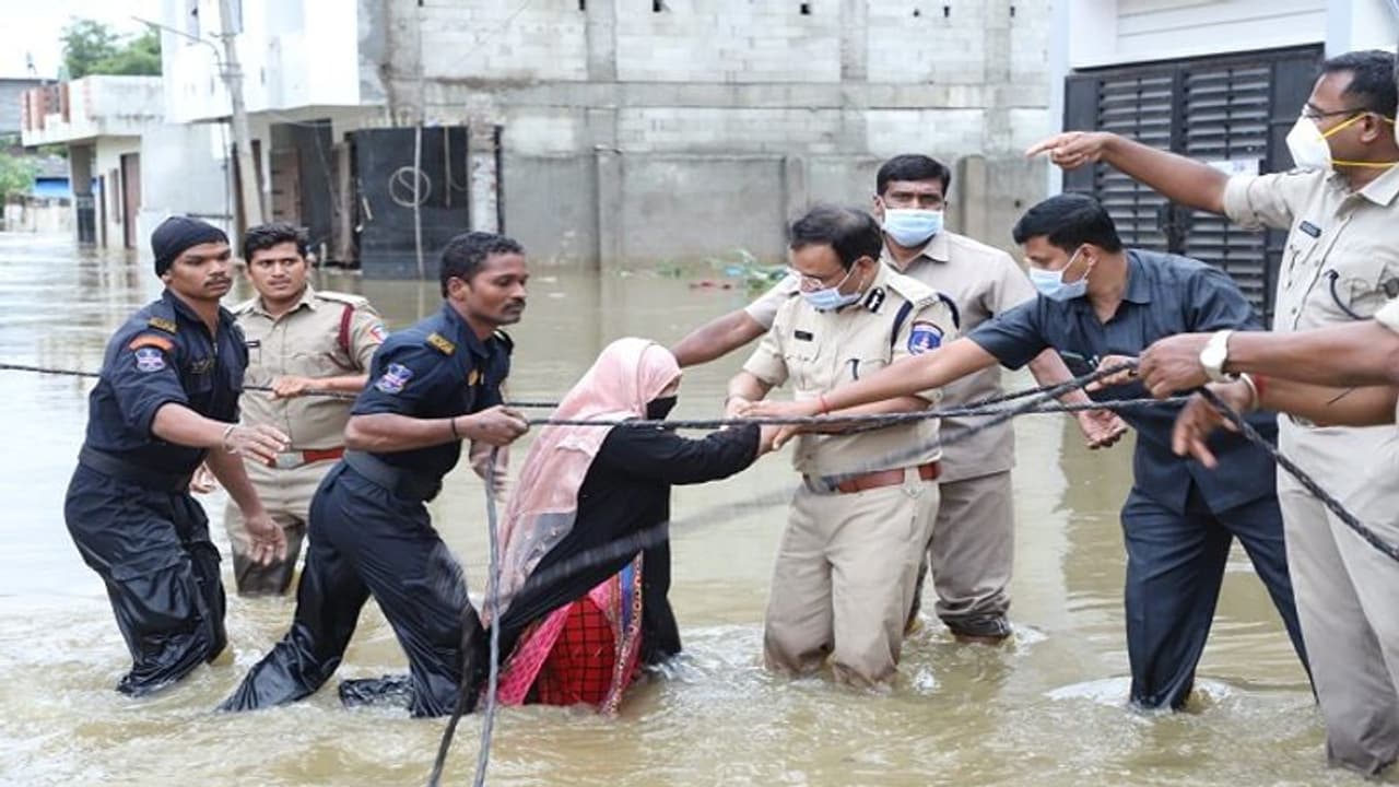 హైదరాబాదుకు మరో భారీ వర్షం ముప్పు: ఇంకా జలదిగ్బంధంలోనే...