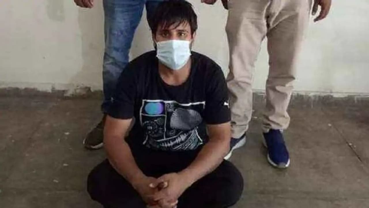 इस शातिर चोर की हैं 16 गर्लफ्रेंड, जिनके शौक के लिए चुराईं BMW मर्सिडीज जैसी 50 कारें..नाम भी अनेक इस शातिर चोर की हैं 16 गर्लफ्रेंड, जिनके शौक के लिए चुराईं BMW मर्सिडीज जैसी 50 कारें..नाम भी अनेक