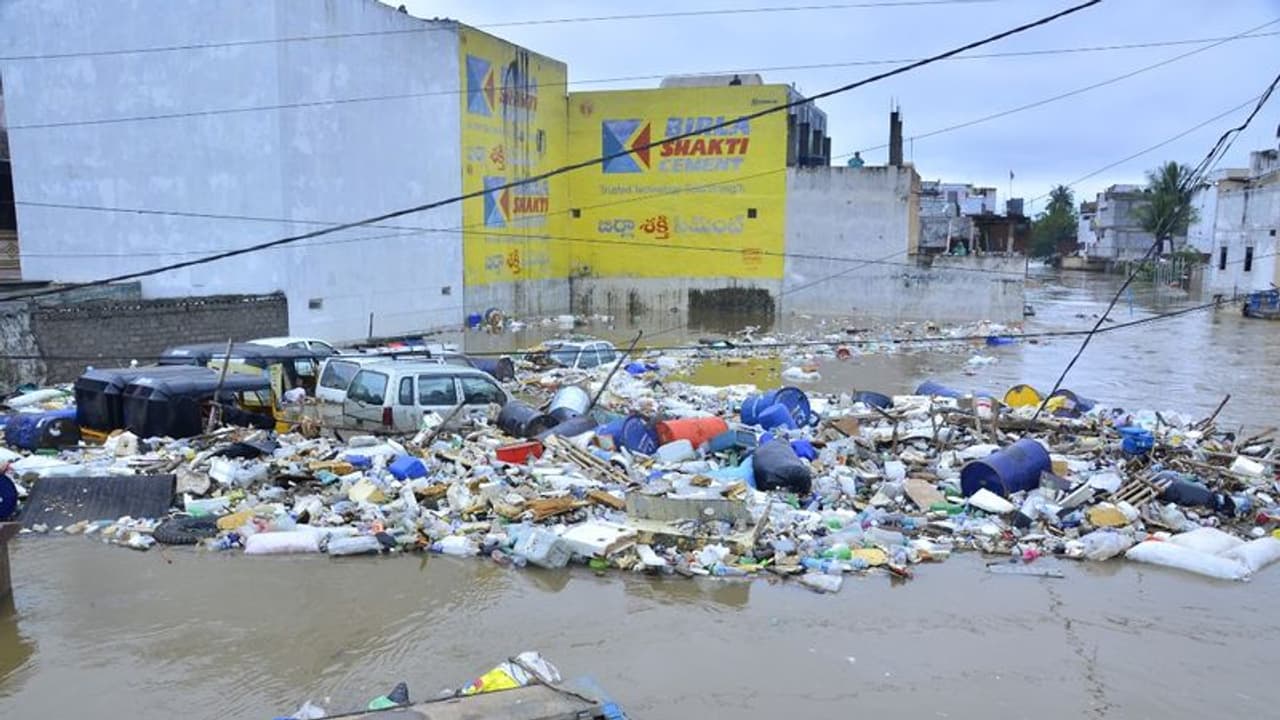 హైదరాబాద్లో విషాదం: రెండ్రోజుల క్రితం వరదలో గల్లంతు.. శవమై తేలిన చిన్నారి హైదరాబాద్లో విషాదం: రెండ్రోజుల క్రితం వరదలో గల్లంతు.. శవమై తేలిన చిన్నారి