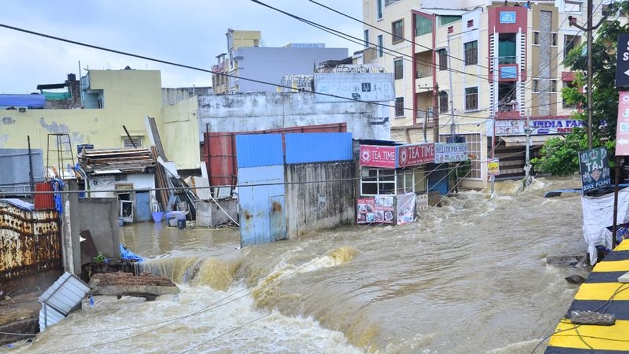 తెలంగాణలో వర్షాలు, వరదలు: హైద్రాబాద్కు రేపు రానున్న కేంద్ర బృందం తెలంగాణలో వర్షాలు, వరదలు: హైద్రాబాద్కు రేపు రానున్న కేంద్ర బృందం