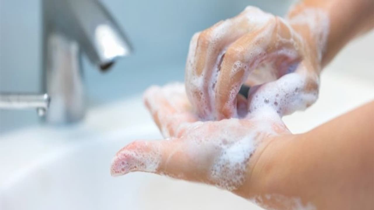 'കൊവിഡ് വിട്ട് പോയിട്ടില്ല'; കൈകഴുകലിന്റെ പ്രാധാന്യത്തെക്കുറിച്ച് ആരോഗ്യമന്ത്രി പങ്കുവച്ച കുറിപ്പ് 'കൊവിഡ് വിട്ട് പോയിട്ടില്ല'; കൈകഴുകലിന്റെ പ്രാധാന്യത്തെക്കുറിച്ച് ആരോഗ്യമന്ത്രി പങ്കുവച്ച കുറിപ്പ്