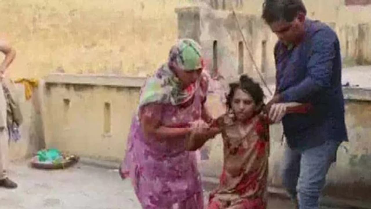 এক বছরেরও বেশি সময় আটকে শৌচাগারে, গৃহবধূকে উদ্ধারের পর উঠছে নানা প্রশ্ন এক বছরেরও বেশি সময় আটকে শৌচাগারে, গৃহবধূকে উদ্ধারের পর উঠছে নানা প্রশ্ন