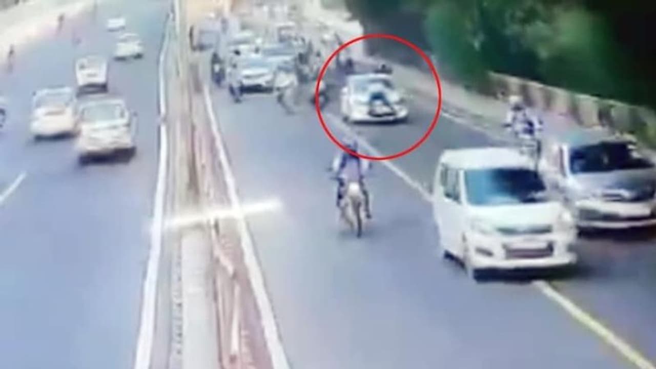 ട്രാഫിക് നിയമം തെറ്റിച്ച കാര്‍, ബോണറ്റില്‍ കുടുങ്ങിയ പൊലീസുകാരനുമായി പാഞ്ഞു, ഡ്രൈവര്‍ പിടിയില്‍