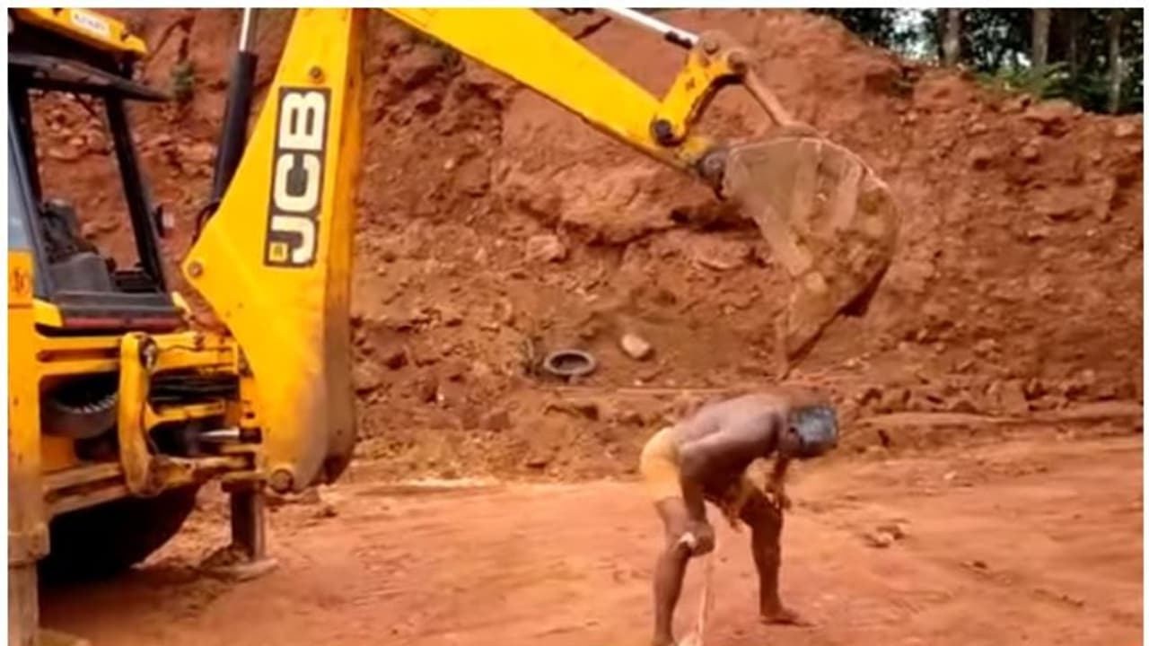 "ആരും ഇങ്ങനൊന്നും ചൊറിയരുത് സാറേ.." ജേസീബി കൊണ്ട് പുറംചൊറിഞ്ഞയാളോട് ജനം!