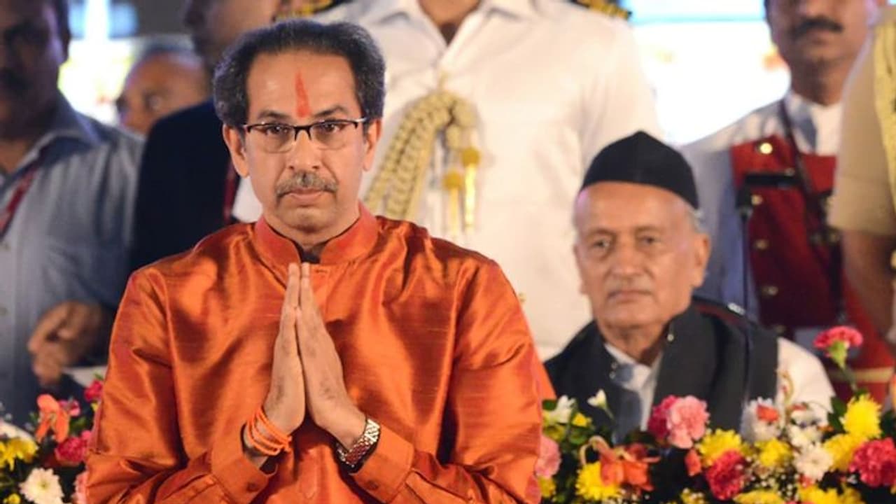 शिवसेना में छिड़ी रार को सुलझाएगा ECI, ठाकरे गुट से पूछा चुनाव चिन्ह 'तीर धनुष' चाहिए तो दीजिए दस्तावेज