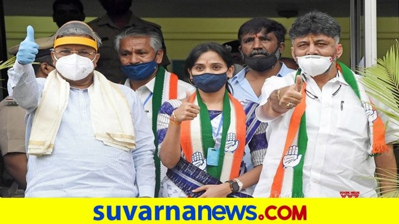 ನಾಮಪತ್ರ ಸಲ್ಲಿಸಿದಾಗ ಕೇಸ್ ಇಲ್ಲ, ಅಭ್ಯರ್ಥಿ ಹೊರ ಬರುತ್ತಿದ್ದಂತೆಯೇ FIR, ಡಿಕೆಶಿ ಕೆಂಡಾಮಂಡಲ ನಾಮಪತ್ರ ಸಲ್ಲಿಸಿದಾಗ ಕೇಸ್ ಇಲ್ಲ, ಅಭ್ಯರ್ಥಿ ಹೊರ ಬರುತ್ತಿದ್ದಂತೆಯೇ FIR, ಡಿಕೆಶಿ ಕೆಂಡಾಮಂಡಲ