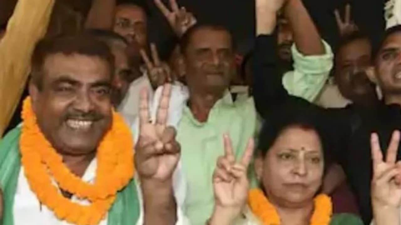 BSNL की रिटायर्ड कर्मचारी वीणा सिंह जीती, तीन बार इसी सीट से विधायक बने थे उनके बाहुबली पति रामा सिंह BSNL की रिटायर्ड कर्मचारी वीणा सिंह जीती, तीन बार इसी सीट से विधायक बने थे उनके बाहुबली पति रामा सिंह