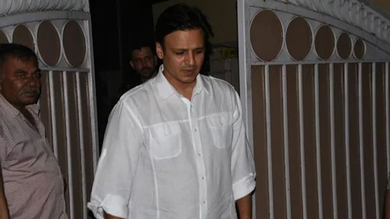 ഒളിവില് കഴിയുന്ന മയക്കുമരുന്ന് കേസ് പ്രതിയെ തേടി വിവേക് ഒബറോയിയുടെ വീട്ടില് പൊലീസ് റെയ്ഡ് ഒളിവില് കഴിയുന്ന മയക്കുമരുന്ന് കേസ് പ്രതിയെ തേടി വിവേക് ഒബറോയിയുടെ വീട്ടില് പൊലീസ് റെയ്ഡ്