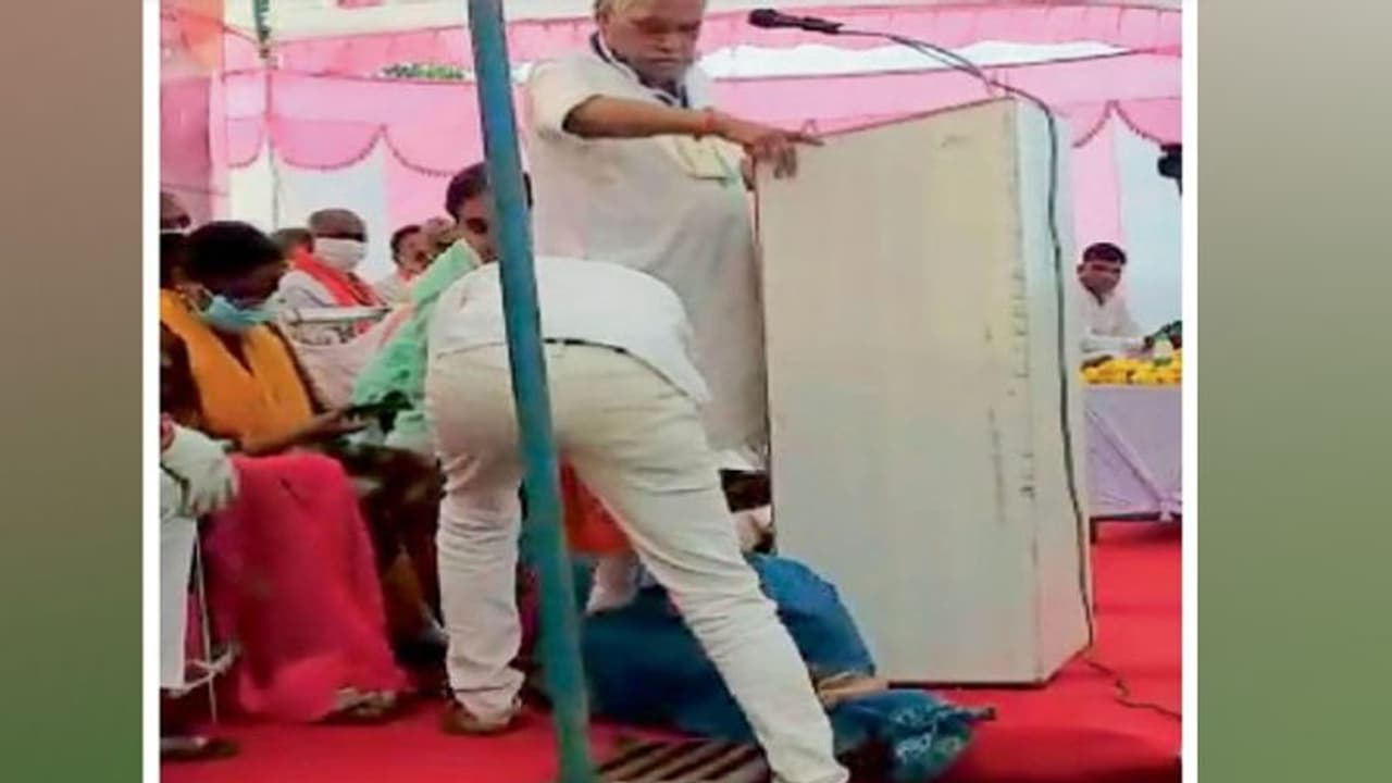 बुजुर्ग नेताजी के पैरों में पड़ी रही, वे भाषण देते रहे और सिर्फ इतना कहा अभी सुनते हैं माताजी, ठहरिये बुजुर्ग नेताजी के पैरों में पड़ी रही, वे भाषण देते रहे और सिर्फ इतना कहा अभी सुनते हैं माताजी, ठहरिये