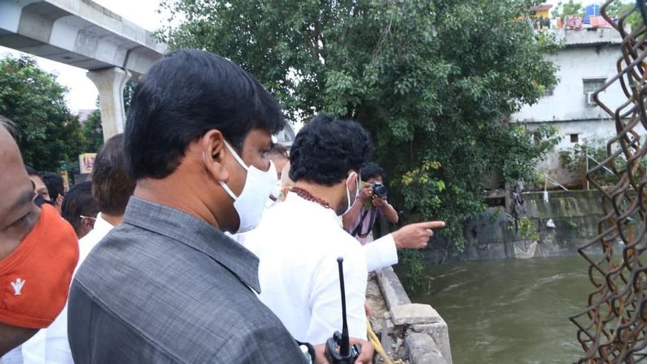 ప్రోటోకాల్ రగడ: అధికారులపై కేంద్ర మంత్రి కిషన్ రెడ్డి ఆగ్రహం (వీడియో) ప్రోటోకాల్ రగడ: అధికారులపై కేంద్ర మంత్రి కిషన్ రెడ్డి ఆగ్రహం (వీడియో)