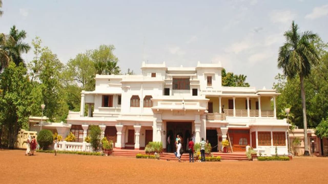 চাপে বিশ্বভারতীর প্রাক্তণীরা, সব কাজেই প্রাক্তণীদের যোগদান বাধ্যতামূলক করল কর্তৃপক্ষ