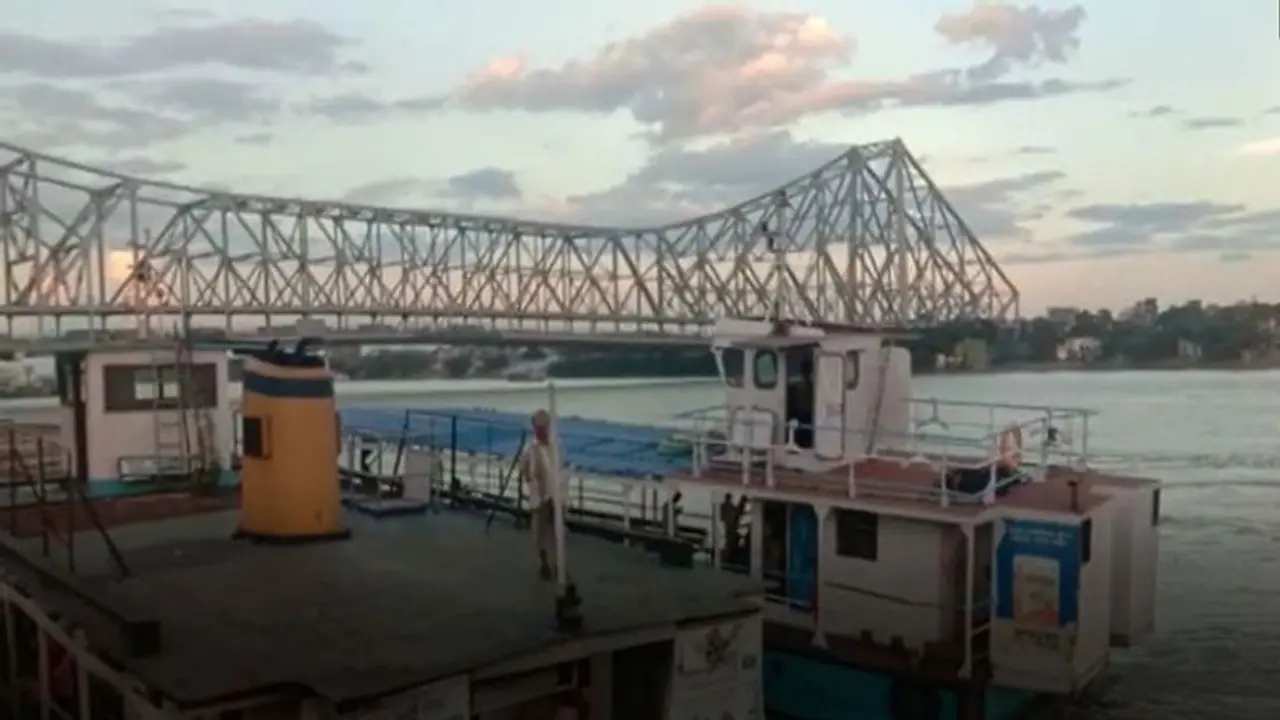 করোনা আবহে 'বেতনহীন নেই বোনাস', পুজোর মুখে নতুন জট হুগলি নদী জলপথ পরিবহনে করোনা আবহে 'বেতনহীন নেই বোনাস', পুজোর মুখে নতুন জট হুগলি নদী জলপথ পরিবহনে