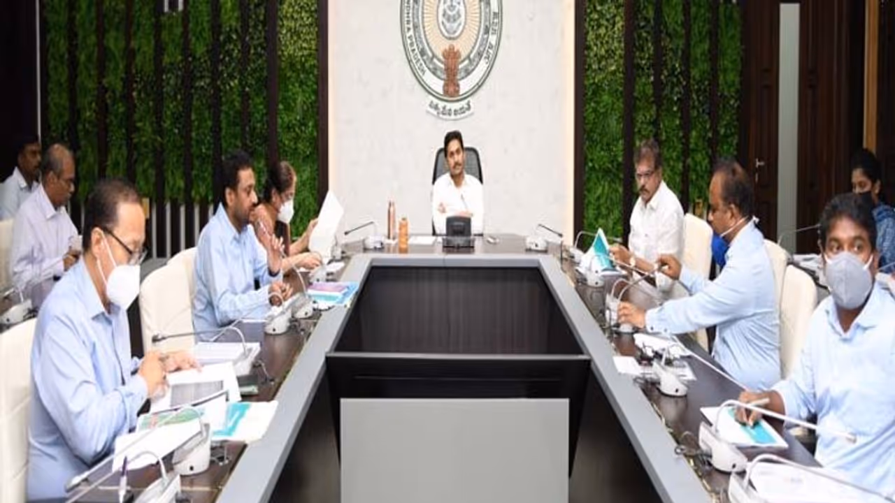 మున్సిపల్ ఉద్యోగులకు శుభవార్త... జీతభత్యాలు చెల్లింపుపై జగన్ కీలక నిర్ణయం మున్సిపల్ ఉద్యోగులకు శుభవార్త... జీతభత్యాలు చెల్లింపుపై జగన్ కీలక నిర్ణయం