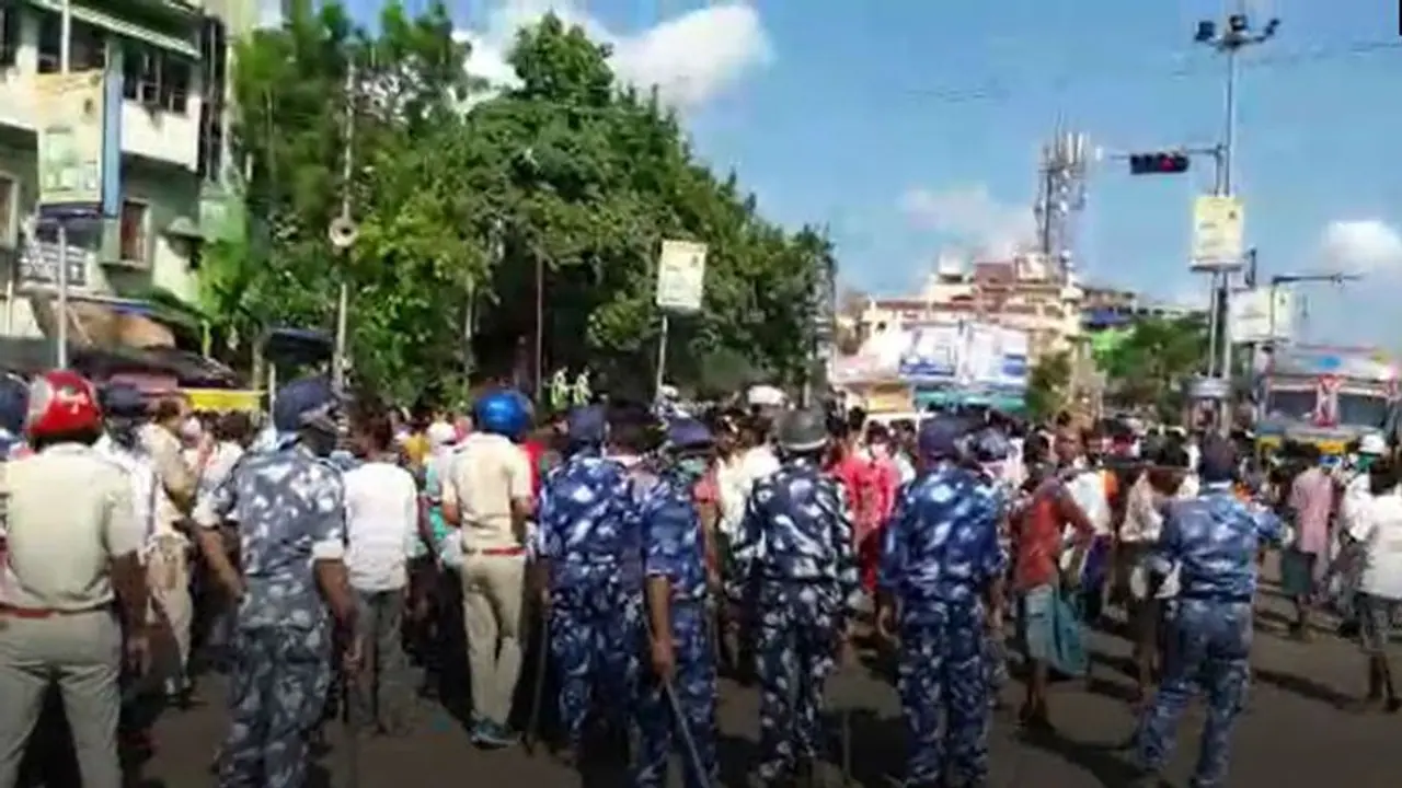 বেতন বোনাসের দাবিতে শ্রমিক অসন্তোষ, জুটমিল বন্ধের প্রতিবাদে রণক্ষেত্র টিটাগড় রোড বেতন বোনাসের দাবিতে শ্রমিক অসন্তোষ, জুটমিল বন্ধের প্রতিবাদে রণক্ষেত্র টিটাগড় রোড