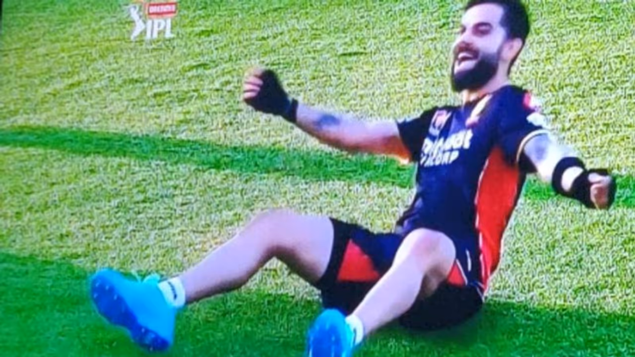 ఆర్సీబీ 200 మ్యాచ్.. డ్యాన్స్ అదరగొట్టిన విరాట్ కోహ్లీ ఆర్సీబీ 200 మ్యాచ్.. డ్యాన్స్ అదరగొట్టిన విరాట్ కోహ్లీ