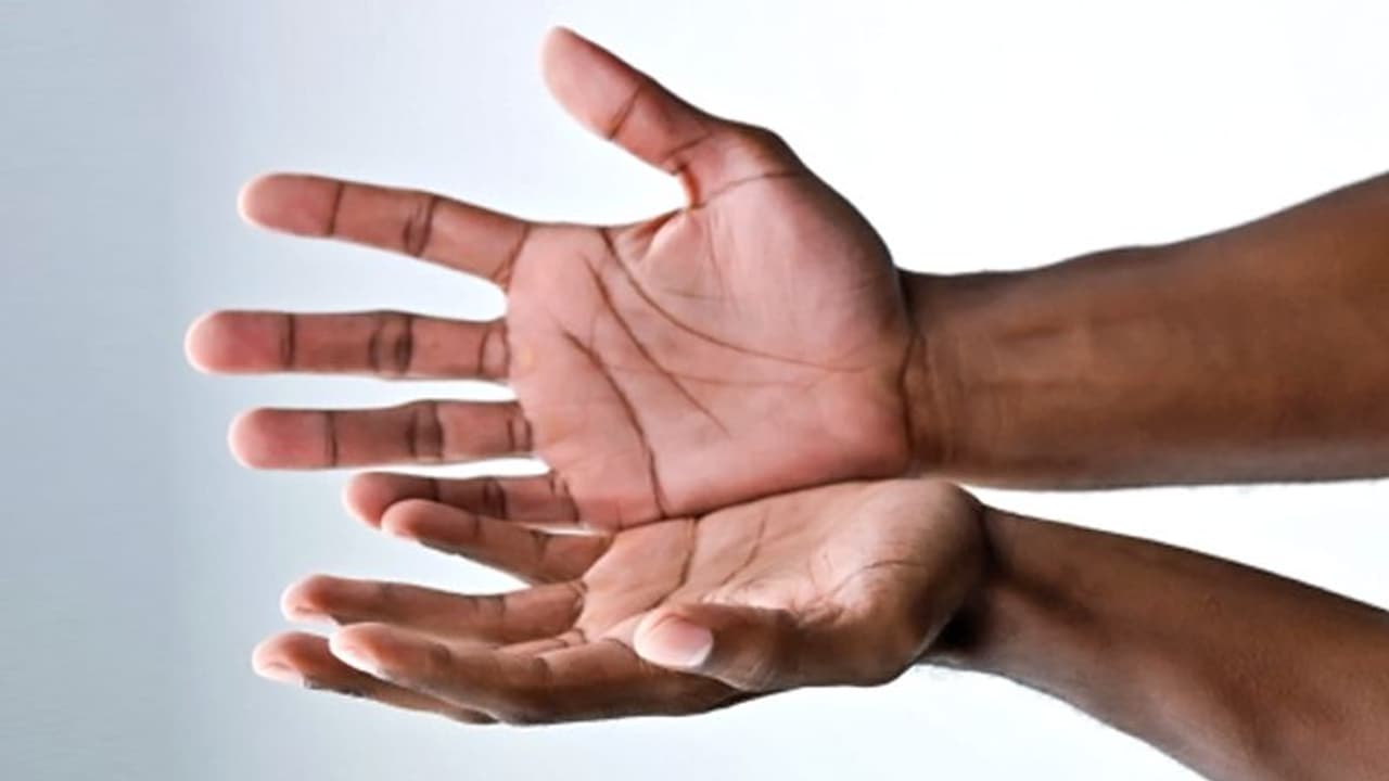 सुबह उठते ही देखनी चाहिए अपनी दोनों हथेलियां, जानिए क्या है इस परंपरा का मनोवैज्ञानिक कारण सुबह उठते ही देखनी चाहिए अपनी दोनों हथेलियां, जानिए क्या है इस परंपरा का मनोवैज्ञानिक कारण