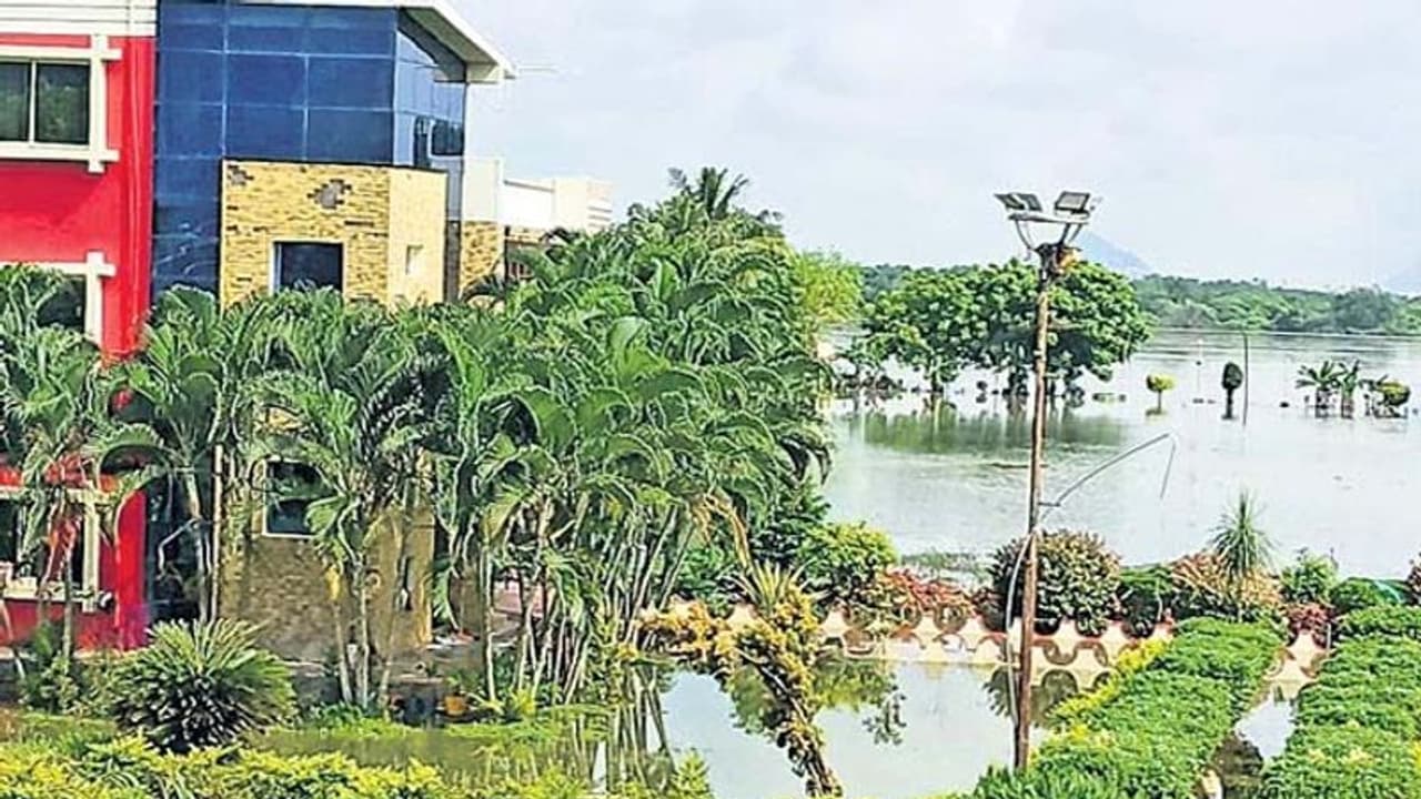 చంద్రబాబు నివాసానికి పొంచివున్న ప్రమాదం... ఖాళీ చేయాల్సిందిగా నోటీసులు చంద్రబాబు నివాసానికి పొంచివున్న ప్రమాదం... ఖాళీ చేయాల్సిందిగా నోటీసులు