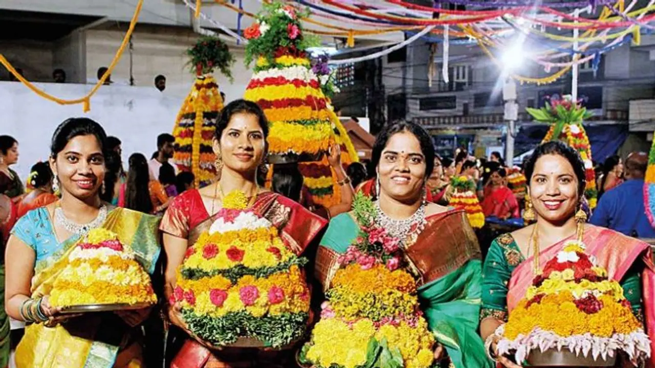 పూల పండుగ సందర్భంగా రిలయన్స్ ట్రెండ్స్ ‘సెల్పీ విత్ బతుకమ్మ’ కాంటెస్ట్ .. పూల పండుగ సందర్భంగా రిలయన్స్ ట్రెండ్స్ ‘సెల్పీ విత్ బతుకమ్మ’ కాంటెస్ట్ ..