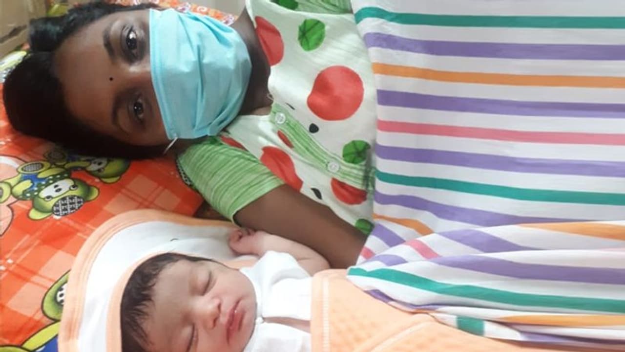করোনা র কোলে এল কন্যা, মাতৃত্বের কাছে কোভিড ও গেল হেরে করোনা র কোলে এল কন্যা, মাতৃত্বের কাছে কোভিড ও গেল হেরে