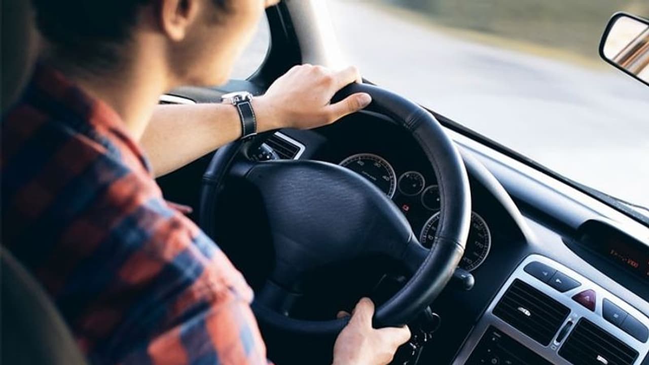 അശ്രദ്ധമായ ഡ്രൈവിങ്; 27,000 പേര്ക്ക് പിഴ ചുമത്തി അബുദാബി പൊലീസ് അശ്രദ്ധമായ ഡ്രൈവിങ്; 27,000 പേര്ക്ക് പിഴ ചുമത്തി അബുദാബി പൊലീസ്