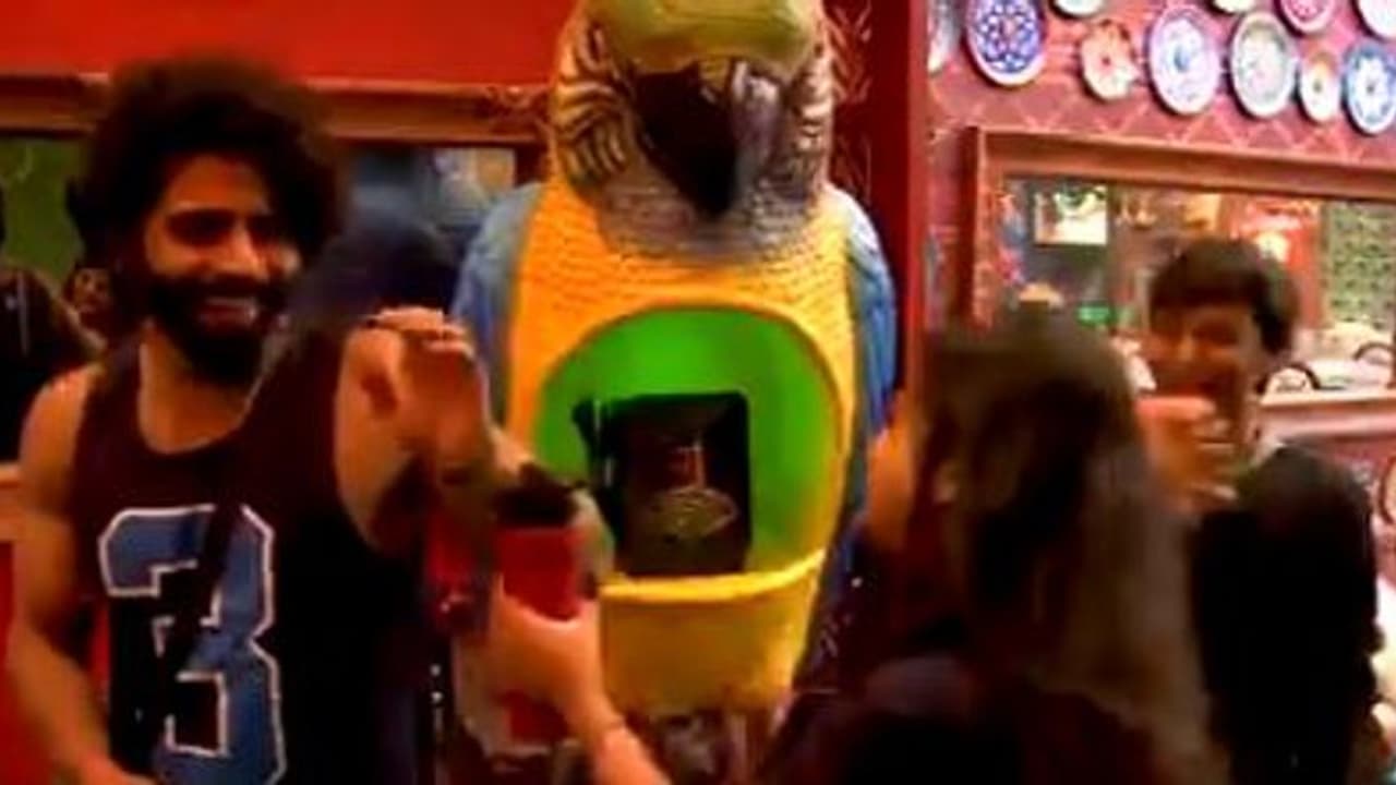 பிக்பாஸ் வீட்டின் காதல் ஜோடி இது தானா? எதிர்பாராத ட்விஸ்ட் அதிர்ச்சியான ரசிகர்கள்..! பிக்பாஸ் வீட்டின் காதல் ஜோடி இது தானா? எதிர்பாராத ட்விஸ்ட் அதிர்ச்சியான ரசிகர்கள்..!