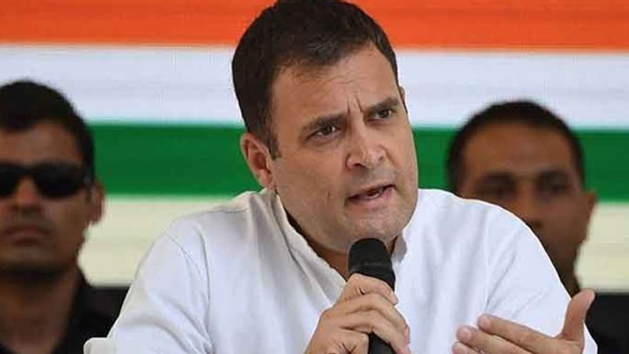 మహిళపై వేధింపులు.. స్టేషన్ నుంచి విడిపించిన బీజేపీ నేత: రాహుల్ విమర్శలు మహిళపై వేధింపులు.. స్టేషన్ నుంచి విడిపించిన బీజేపీ నేత: రాహుల్ విమర్శలు