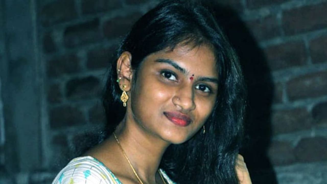 எனக்கு கிடைக்காத நீ யாருக்கும் கிடைக்க கூடாது.. கல்லூரி மாணவி கழுத்தறுத்து படுகொலை.. காதலன் வெறிச்செயல்..! எனக்கு கிடைக்காத நீ யாருக்கும் கிடைக்க கூடாது.. கல்லூரி மாணவி கழுத்தறுத்து படுகொலை.. காதலன் வெறிச்செயல்..!