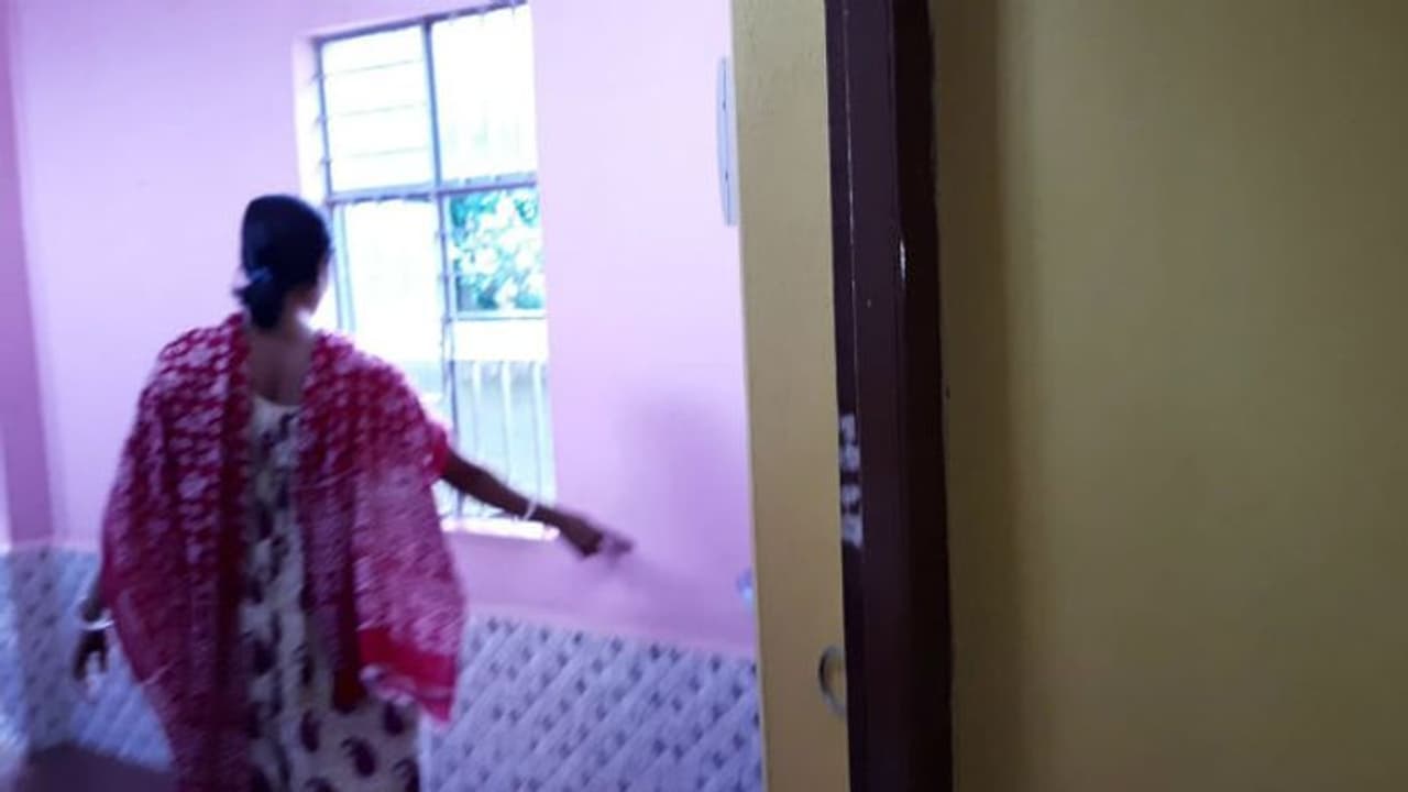 গৃহস্থের বাড়িতে ভূতের আতঙ্ক, বাড়ির দেওয়াল অদৃশ্যভাবে ফুটে উঠছে আঁকি বুকি