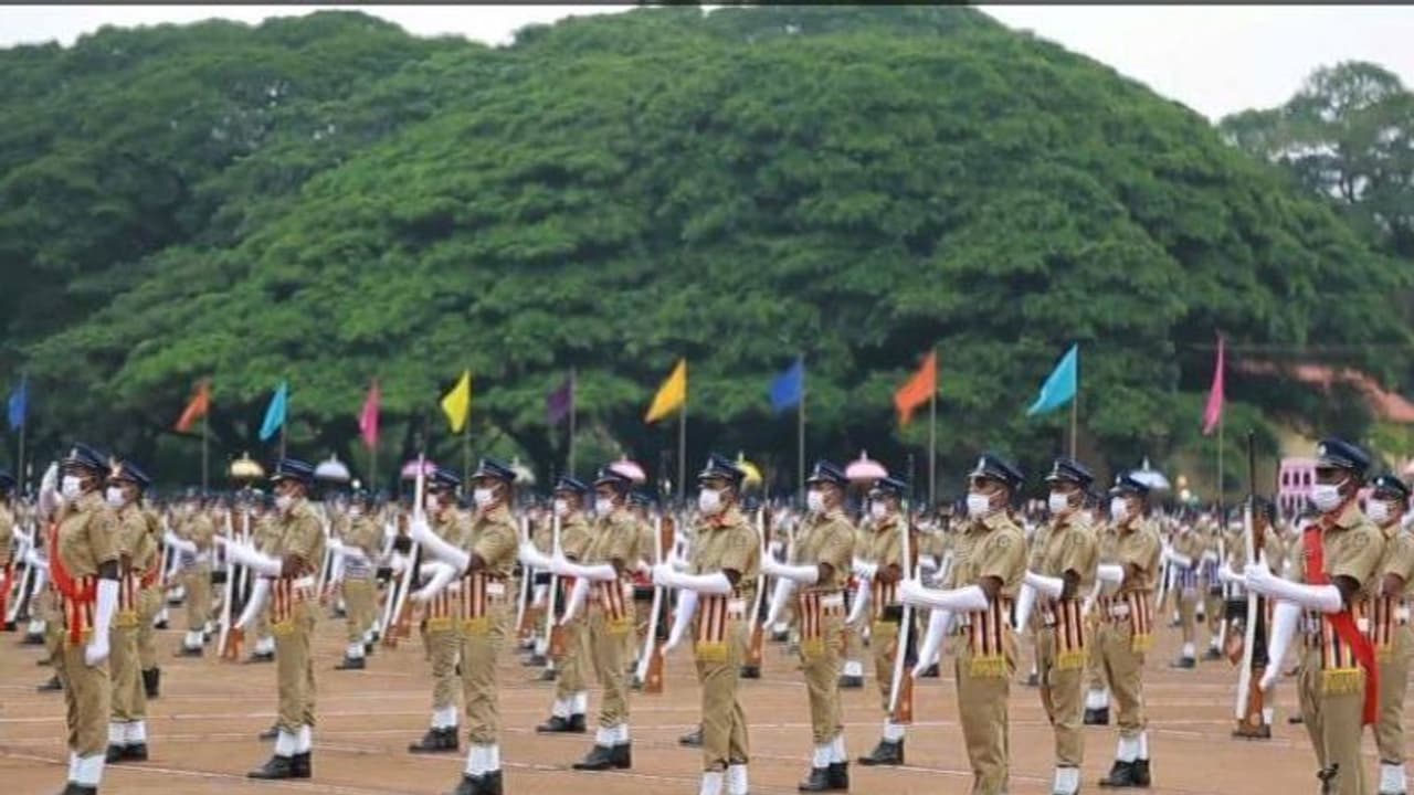 ചരിത്രത്തിലാദ്യം; രണ്ടായിരത്തിലധികം കോൺസ്റ്റബിൾമാർ കേരള പൊലീസ് സേനയുടെ ഭാഗമായി ചരിത്രത്തിലാദ്യം; രണ്ടായിരത്തിലധികം കോൺസ്റ്റബിൾമാർ കേരള പൊലീസ് സേനയുടെ ഭാഗമായി