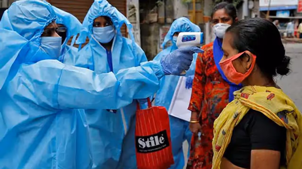 తూ.గోదావరిలో అదే జోరు: ఏపీలో 8,20,565కి చేరిన కరోనా కేసులు తూ.గోదావరిలో అదే జోరు: ఏపీలో 8,20,565కి చేరిన కరోనా కేసులు