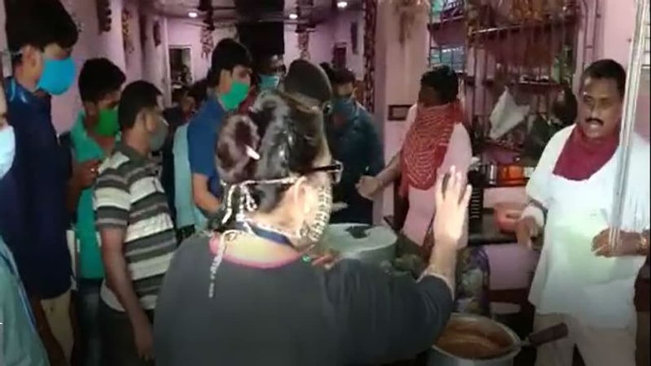 ফার্স্টফুডের দোকানের খাবার দেখে চোখ কপালে, প্রশ্ন করায় রোষের মুখে পড়ল খাদ্য দফতর