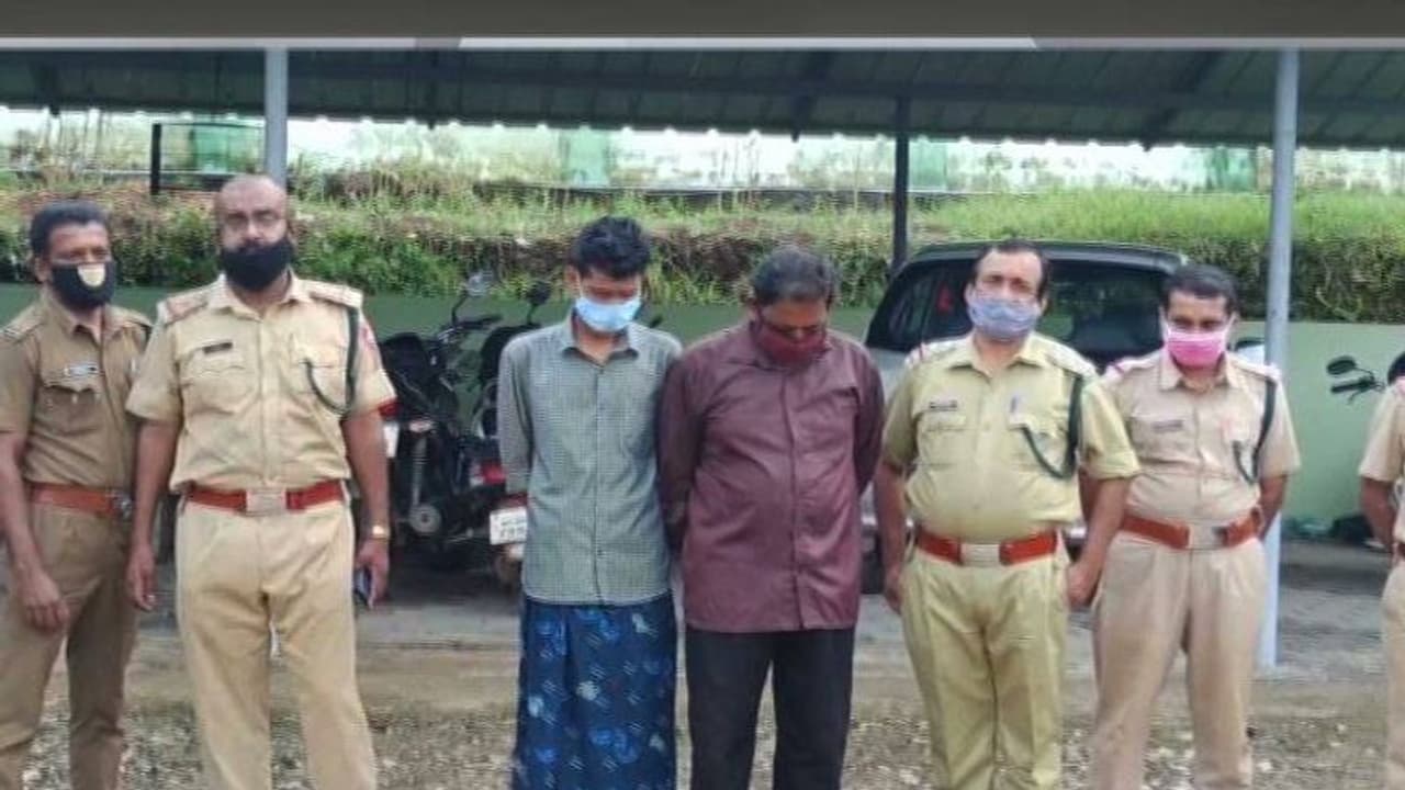 വൈദ്യുതി കെണിയൊരുക്കി കാട്ടുപന്നി വേട്ട; രണ്ടു പേര് അറസ്റ്റില് വൈദ്യുതി കെണിയൊരുക്കി കാട്ടുപന്നി വേട്ട; രണ്ടു പേര് അറസ്റ്റില്