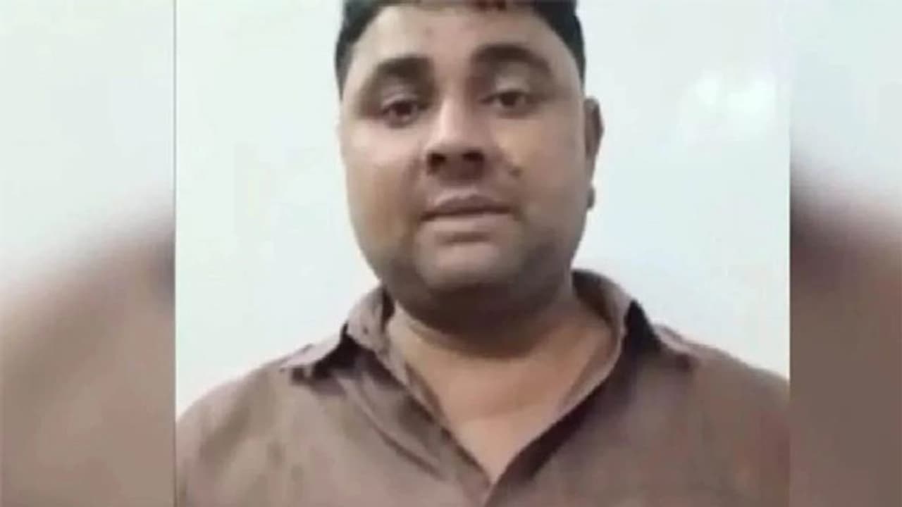 बलिया गोलीकांड: वारदात के मुख्य आरोपी धीरेंद्र ने जारी किया वीडियो, बोला मैंने नहीं चलाई गोली बलिया गोलीकांड: वारदात के मुख्य आरोपी धीरेंद्र ने जारी किया वीडियो, बोला मैंने नहीं चलाई गोली