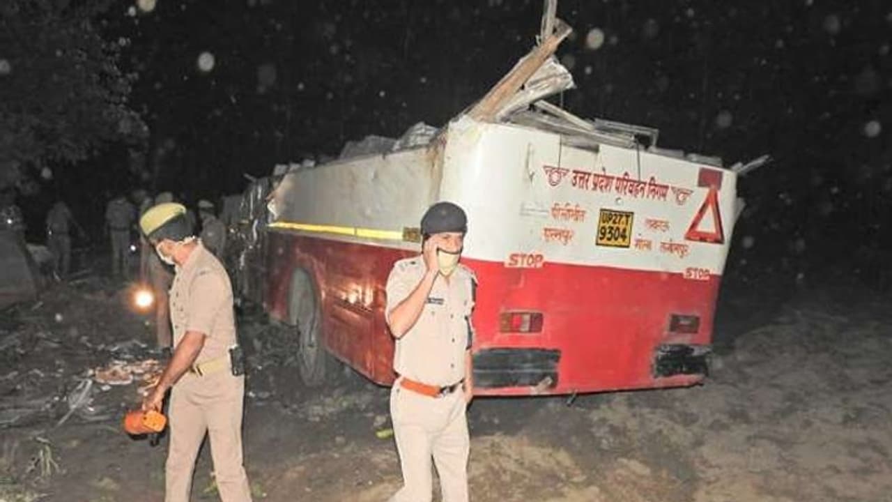 नींद में गाड़ी चलाते वक्त यात्रियों से भरी बस को मारी टक्कर, पूरी बस पलट गई, 7 की मौत, कई घायल नींद में गाड़ी चलाते वक्त यात्रियों से भरी बस को मारी टक्कर, पूरी बस पलट गई, 7 की मौत, कई घायल