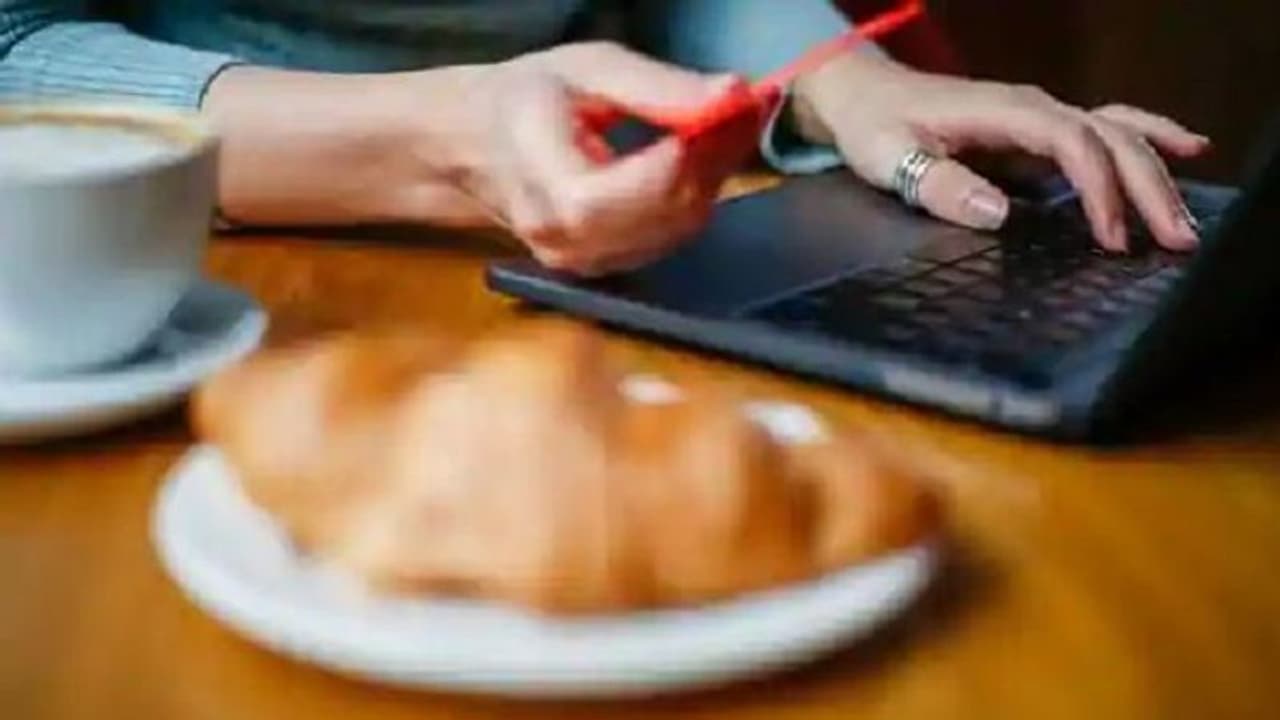 ಆನ್ಲೈನ್ ಶಾಪಿಂಗ್ ಮಾಡೋ ಮುನ್ನ ಇರಲಿ ಎಚ್ಚರ: ಖರೀದಿ ನೆಪದಲ್ಲಿ ಕ್ಯೂಆರ್ ಕೋಡ್ ಕಳುಹಿಸಿ ವಂಚನೆ ಆನ್ಲೈನ್ ಶಾಪಿಂಗ್ ಮಾಡೋ ಮುನ್ನ ಇರಲಿ ಎಚ್ಚರ: ಖರೀದಿ ನೆಪದಲ್ಲಿ ಕ್ಯೂಆರ್ ಕೋಡ್ ಕಳುಹಿಸಿ ವಂಚನೆ